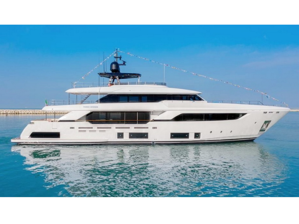 Drettmann Yachts - Ferretti Custom Line 37 Navetta