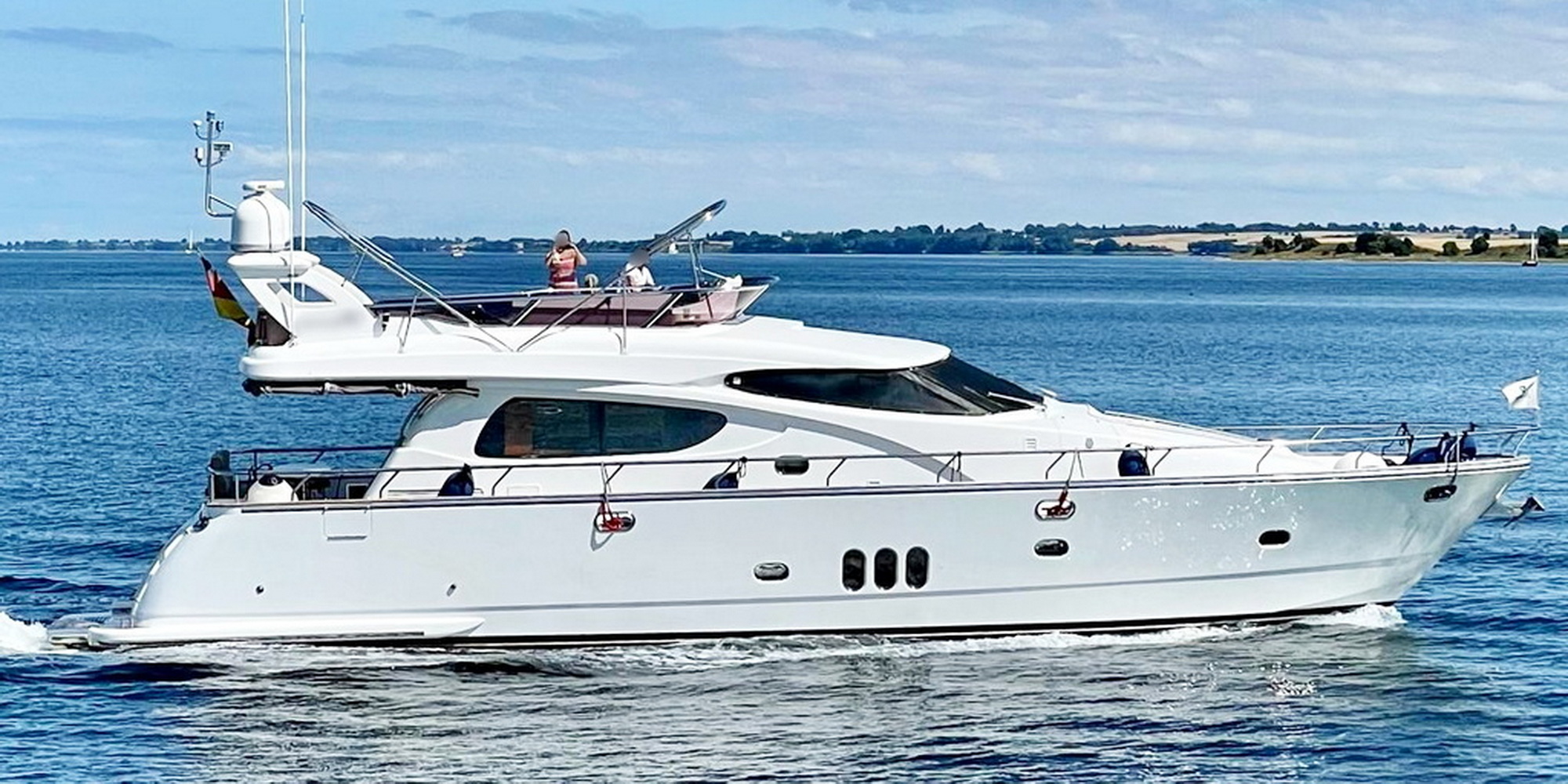 Elegance 60 Garage - Drettmann Yachts